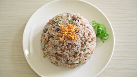 Gesalzener-Chinesischer-Gebratener-Reis-Mit-Schwarzen-Oliven-Und-Gehacktem-Schweinefleisch---Asiatische-Küche