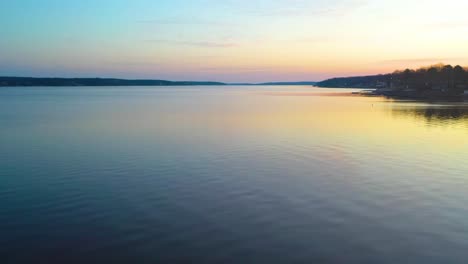 Ruhiges-Seewasser-Mit-Schönen-Reflexionen-Während-Des-Sonnenuntergangs-Im-Großartigen-See-Der-Cherokees,-Oklahoma