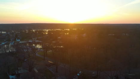 Wunderschöner-Sonnenaufgang-über-Dem-Gewässer-Grand-Lake-O&#39;-The-Cherokees-Im-Mittleren-Westen-Von-Oklahoma-Mit-Blick-Auf-Stausee-Und-Wald---Drohnenaufnahme-Aus-Der-Luft