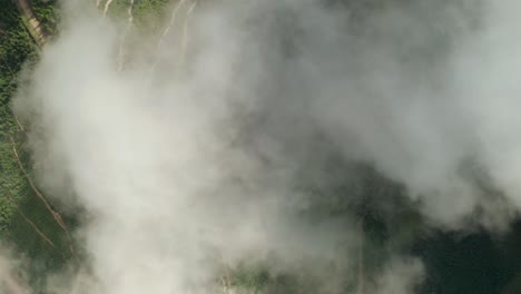 Luftaufnahme-Nach-Unten-Auf-Einem-Mountainbike-Trail-Durch-Wolkenschicht