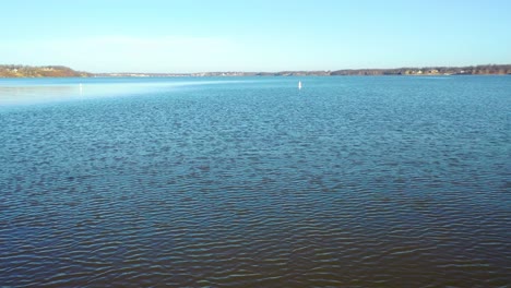 Pov-Vom-Boot,-Das-Auf-Zwei-Schwimmende-No-Wake-Bojen-Auf-Dem-Table-Rock-Lake-Im-Mittleren-Westen-Von-Missouri-Zufährt