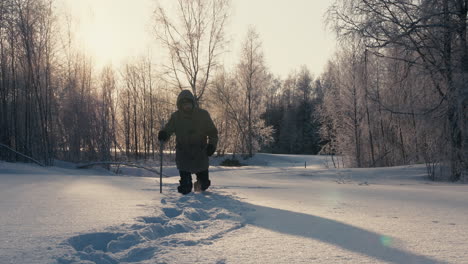 Hombre-Vestido-De-Invierno-Camina-En-Nieve-Profunda-Y-Crujiente-En-Un-Bosque-Congelado-De-Frío-Extremo