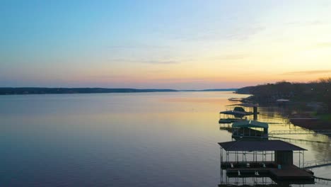 Peaceful-Sunset-On-Midwest-Reservoir-Grand-Lake-Of-The-Cherokees-With-Floating-Docks-And-Vacation-Rentals-In-Oklahoma