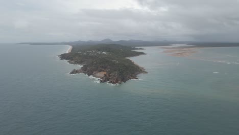 Scenic-View-From-The-Ocean-Of-Bustard-Bay-Lookout-And-Coastal-Town-Of-Seventeen-Seventy-In-Queensland,-Australia-With-Overcast