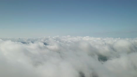 Fliegen-über-Schöne-Dicke-Flauschige-Wolken