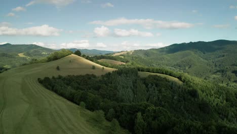 Luftaufnahme-Der-Hügel-Rund-Um-Den-Wasserdamm-Starina-In-Der-Ostslowakei