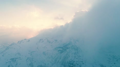 Drohnenkamera-Filmt-Durch-Die-Wolken-über-Den-Schneebedeckten-Bergen-Von-Akoura,-Libanon