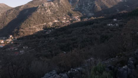 Luft---Epische-Aufnahme-Von-Wäldern-Rund-Um-Das-Dorf-Godinje,-Skadarsee,-Montenegro,-Vorwärts