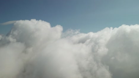 Volando-Sobre-Hermosas-Nubes-Espesas-Y-Esponjosas