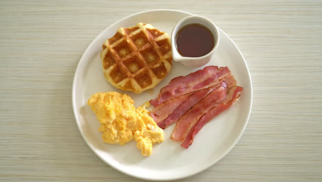scrambled-egg-with-bacon-and-waffle-for-breakfast
