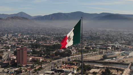 Bandera-Mexicana-Ondeando-Sobre-La-Ciudad-De-Ensenada