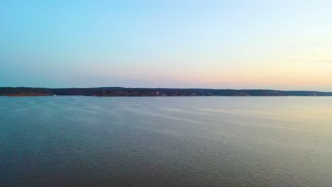 Ruhiges-Blaues-Wasser-Des-Großartigen-Sees-Der-Cherokees-Während-Des-Sonnenuntergangs-In-Oklahoma