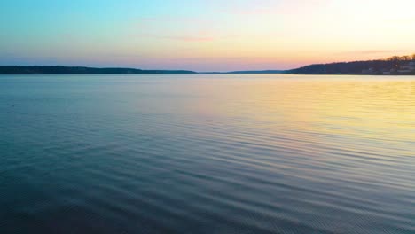 Schöner-Sonnenuntergang,-Der-Vom-Seewasser-über-Dem-Friedlichen-Stausee-Im-Mittleren-Westen-Der-Cherokees-In-Oklahoma-Reflektiert-Wird