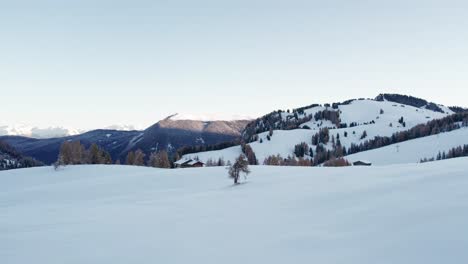 Sonnenaufgang-Auf-Einer-Schneebedeckten-Friedlichen-Wiese-In-Den-Italienischen-Alpen,-Südtirol