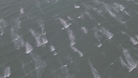 Luftaufnahme-Von-Kleinen-Wellen,-Die-Im-Meer-Rollen