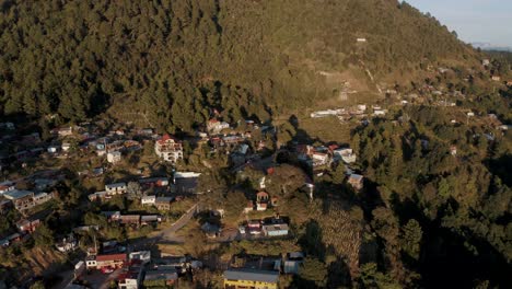 Luftaufnahme-Von-Terrassenfeldern-In-Den-Abgelegenen-Hügeldörfern,-Umgeben-Von-Grünen-Bergen