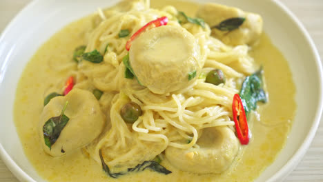 Rice-Noodles-with-Green-curry-and-Fish-ball---Thai-food-style