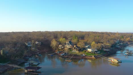 Ferienhäuser-Am-Seeufer-Mit-Bootsparkplätzen-Am-Table-Rock-Lake-In-Missouri-Im-Herbst