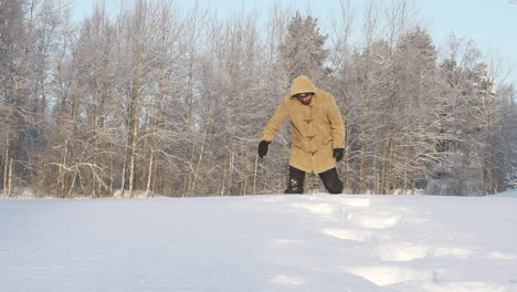 Hombre-Con-Ropa-De-Invierno-Camina-En-La-Nieve-Del-Bosque-Profundo-En-Climas-Extremadamente-Fríos