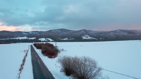 Luftfliegen-Entlang-Der-Winterlandschaftsstraße-Und-Sonnenuntergang-über-Der-Hohen-Tatra-In-Der-Slowakei
