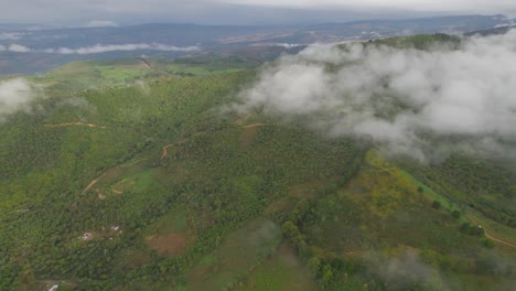 Seitliche-Bewegung-Mit-Drohne-Mit-Blick-Auf-Die-Berge-An-Einem-Nebligen-Morgen-In-Kolumbien