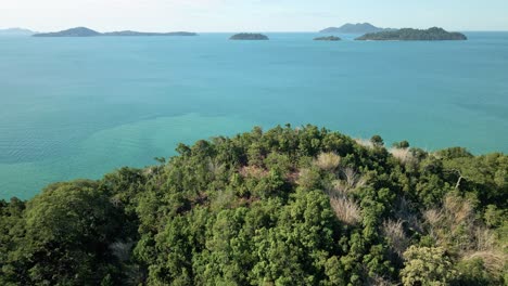 Antena-Lenta-De-Exuberante-Follaje-Verde-Y-Agua-Tropical-Azul-E-Islas-Tropicales-En-La-Distancia