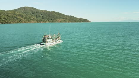 4k-Aufnahmen-Eines-Kommerziellen-Thailändischen-Fischerboots-Aus-Der-Luft
