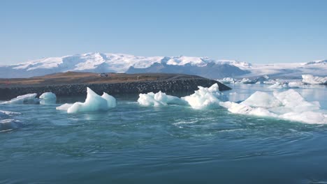 Icebergs-En-Las-Corrientes-De-Agua-De-La-Laguna-De-Mar-Rápido-En-La-Costa-De-Islandia