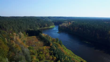 Fliegen-über-Bewaldete-Landschaft-Mit-Herbstlichem-Baumlaub-Des-Regionalparks-Neris-In-Litauen