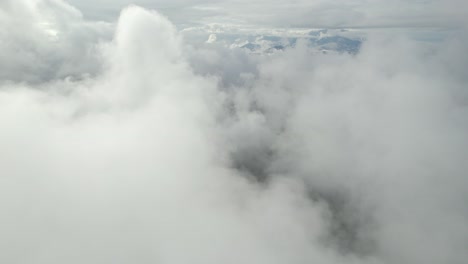 Dolly-Mit-Drohne-über-Wolken-Und-Wald-An-Einem-Nebligen-Morgen-In-Kolumbien