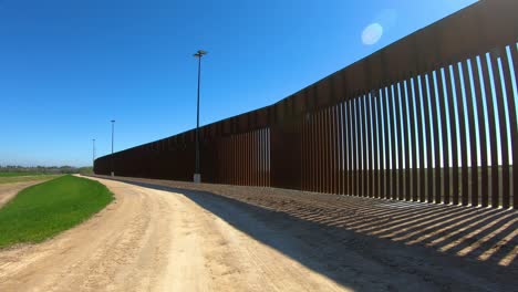 Pov-Fahrt-Auf-Texanischer-Schotterstraße-Für-Die-Grenzmauer-Zwischen-Den-USA-Und-Mexiko