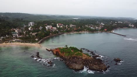 Dron-Aéreo-Panorámico-Sobre-Playas-Rocosas-Tropicales-Y-La-Costa-De-La-Isla-De-Las-Palomas-Del-Destino-Turístico-En-Sri-Lanka