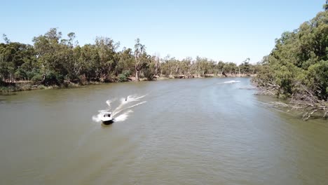 Drohnenantenne-über-Dem-Fluss-Mit-Boot-Und-Wasserskifahrer