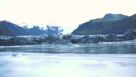 Nahaufnahme-Eines-Zugefrorenen-Sees-Im-Skaftafell-Gletschertal,-Island
