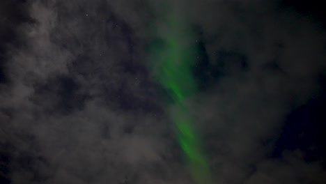 Aurora-Boreal-Verde-Sobre-La-Comunidad-De-Grafningur-En-Islandia---Tiro-Inclinado-Hacia-Abajo