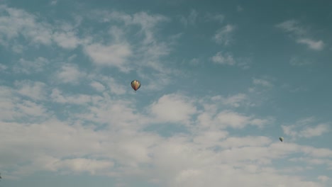 Heißluftballons-Gegen-Bewölkten-Blauen-Himmel-An-Der-Archäologischen-Stätte-Von-Teotihuacan,-Mexiko---Low-Angle-Shot