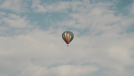 Heißluftballon-Fliegt-über-Teotihuacan,-Mexiko---Low-Angle-Shot