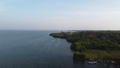 Fliegen-über-Weligama-Grüner-Himmel,-Hervorragender-Naturkontrast,-Sri-Lanka