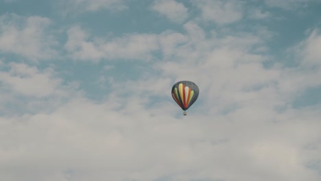 Heißluftballon-In-Teotihuacan-Mexiko---Low-Angle-Shot