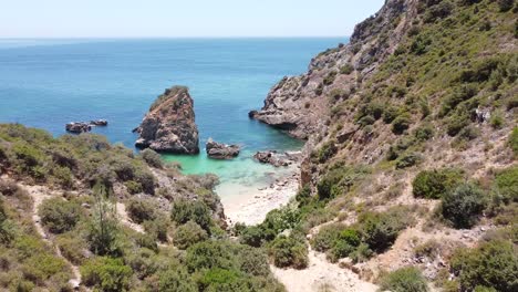 Praia-Ribeira-Do-Cavalo-Beach-In-Sesimbra,-Alentejo,-Portugal---Luftdrohnenansicht,-Die-Den-Wunderschönen-Versteckten-Strand-Vorwärts-Fliegt