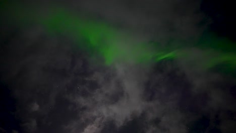 Luces-De-Aurora-Boreal-En-El-Cielo-Oscuro-En-Islandia---Tiro-De-ángulo-Bajo