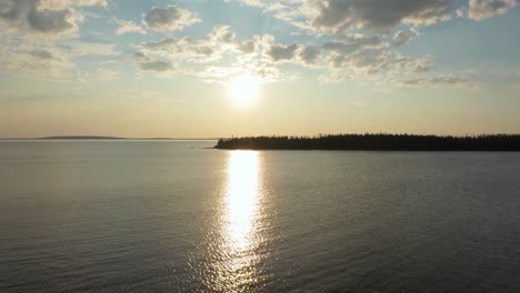 Luftaufnahme-Eines-Sonnenuntergangs-über-Einem-Großen-See-Im-Norden-Kanadas