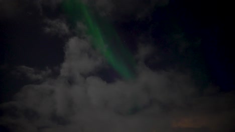 Aurora-Borealis-In-Den-Wolken,-Wie-Sie-Nachts-In-Island-Zu-Sehen-Sind