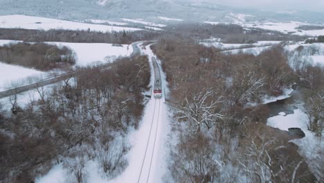 Intercity-Personenzug-In-Winterlandschaft---Luftbild