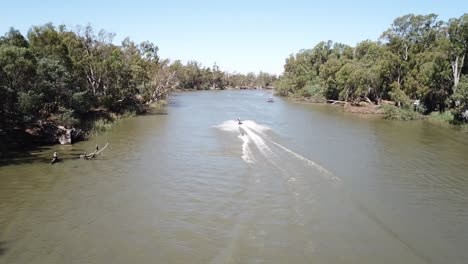Drohnenantenne-über-Dem-Fluss-Mit-Jetskis-Und-Wasserschläuchen