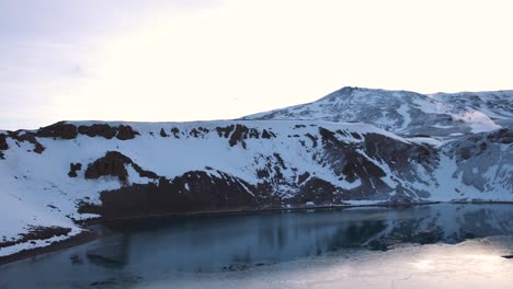 Lago-Medio-Congelado-En-El-Cráter-De-La-Montaña-Viti-En-Islandia-En-Invierno