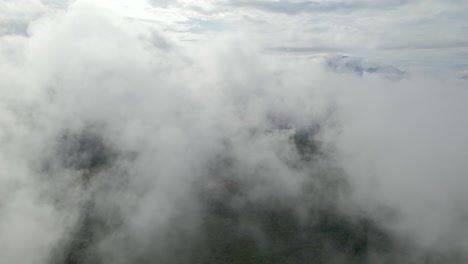 An-Einem-Nebligen-Morgen-In-Kolumbien-Mit-Drohne-über-Wolken-Und-Wald-Fliegen