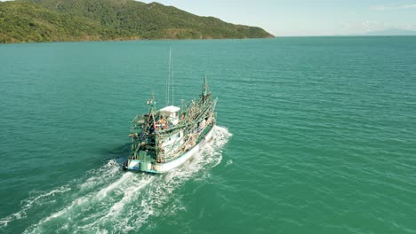 Antenne-Des-Thailändischen-Kommerziellen-Fischerbootes-Aus-Einer-Hohen-Sicht