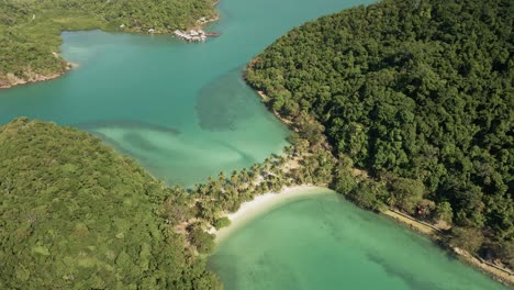 4K-Luftaufnahmen-Aus-Der-Umlaufbahn-Einer-Tropischen-Insel,-Die-Durch-Einen-Sandbankstrand-In-Thailand-Miteinander-Verbunden-Sind