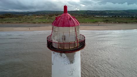 Talacre-Lighthouse---Point-Of-Ayr-Leuchtturm-Mit-Leuten,-Die-Am-Strand-In-Wales,-Uk,-Spazieren-Gehen